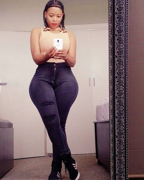 Curvy Angolan woman 