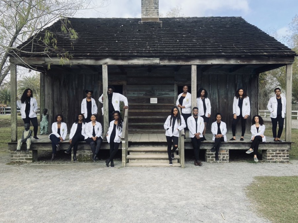 15 Black Medical Students Pay Homage To Their Ancestors In Front Of A Slave Quarter